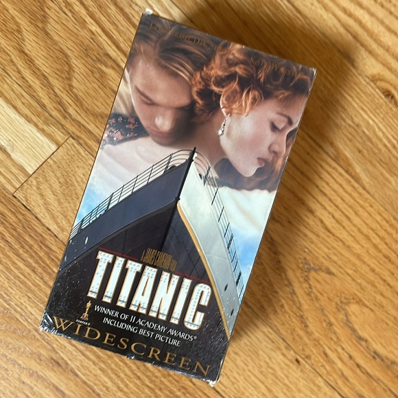 Titanic Movie VHS Box Set - Picture 2 of 5